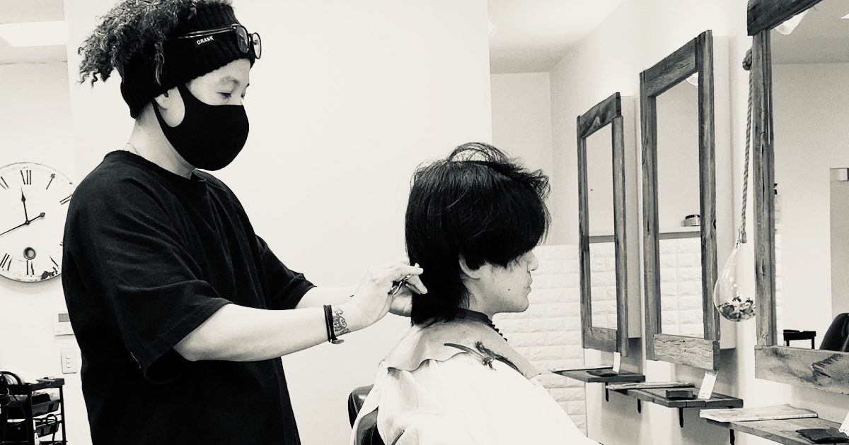 三鷹でメンズカットを施術するダブルライセンス美容師