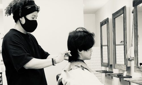 三鷹でメンズカットを施術するダブルライセンス美容師
