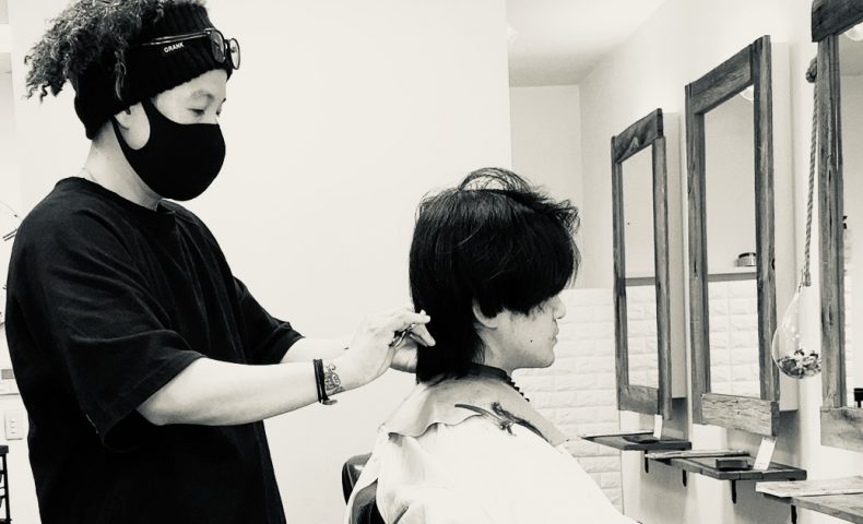 三鷹でメンズカットを施術するダブルライセンス美容師